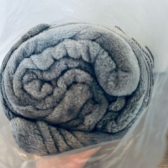 Bedsure Gray Velvet Twin Bedding Blanket - Picture 2 of 2